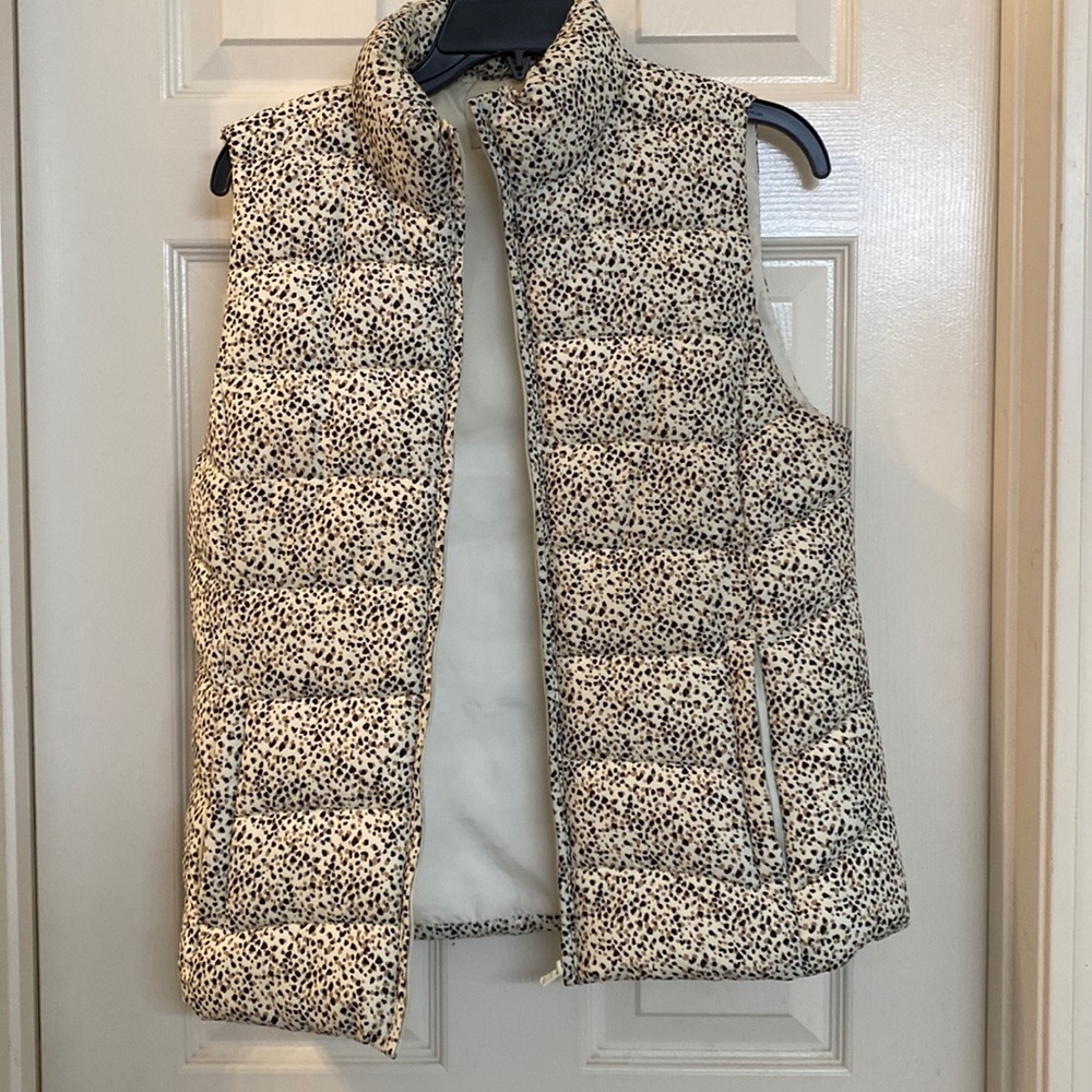 Small black tan and cream dotted puffer vest from the Loft with zipper pockets